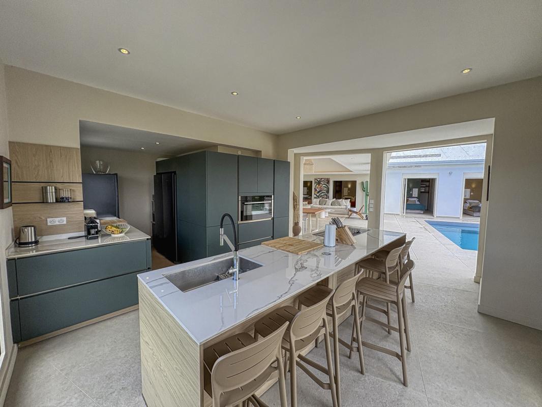18.Location villa piscine vue mer Saint François Guadeloupe_Cuisine vue mer